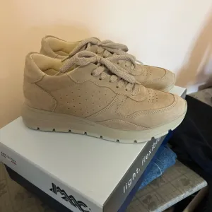 Imac Nove kozne patike 38