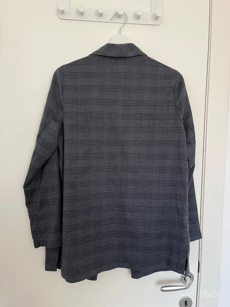 Reserved sivi karirani sako