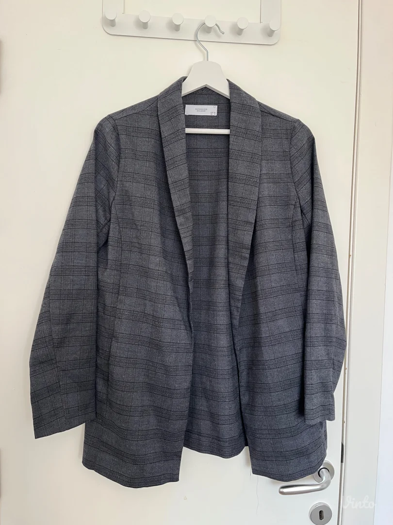 Reserved sivi karirani sako