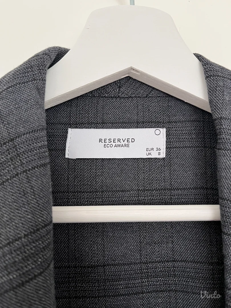 Reserved sivi karirani sako