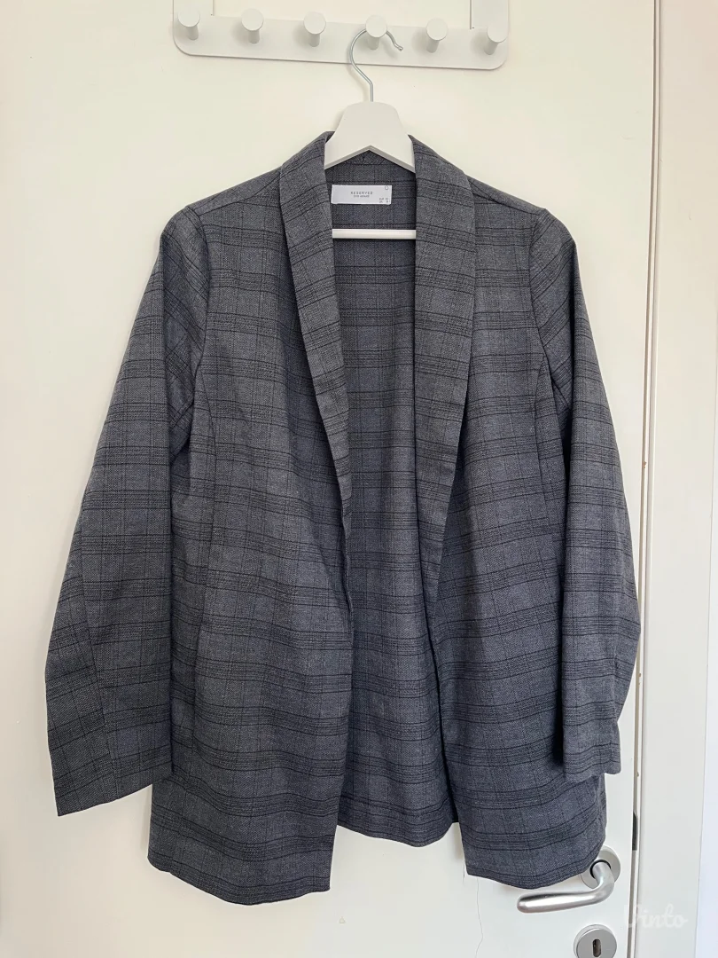 Reserved sivi karirani sako