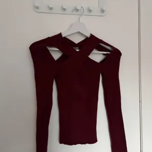 Asos burgundy rebrasta bluzica sa prorezima