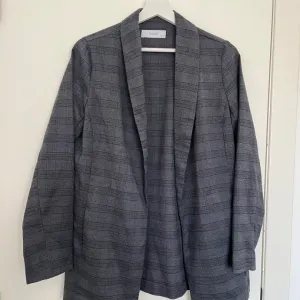 Reserved sivi karirani sako