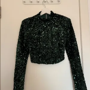 Šljokičavi crop top za svečane prilike