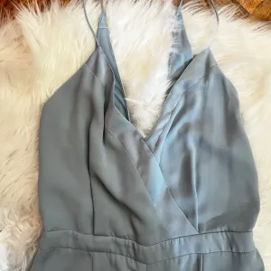 Zara svetlo plavi kombinezon sa sivim podtonom – M