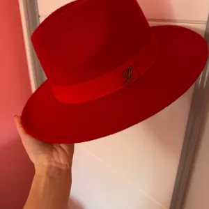 LOLITA CRVENI ŠEŠIR