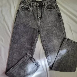 Kamenovani mom dzins