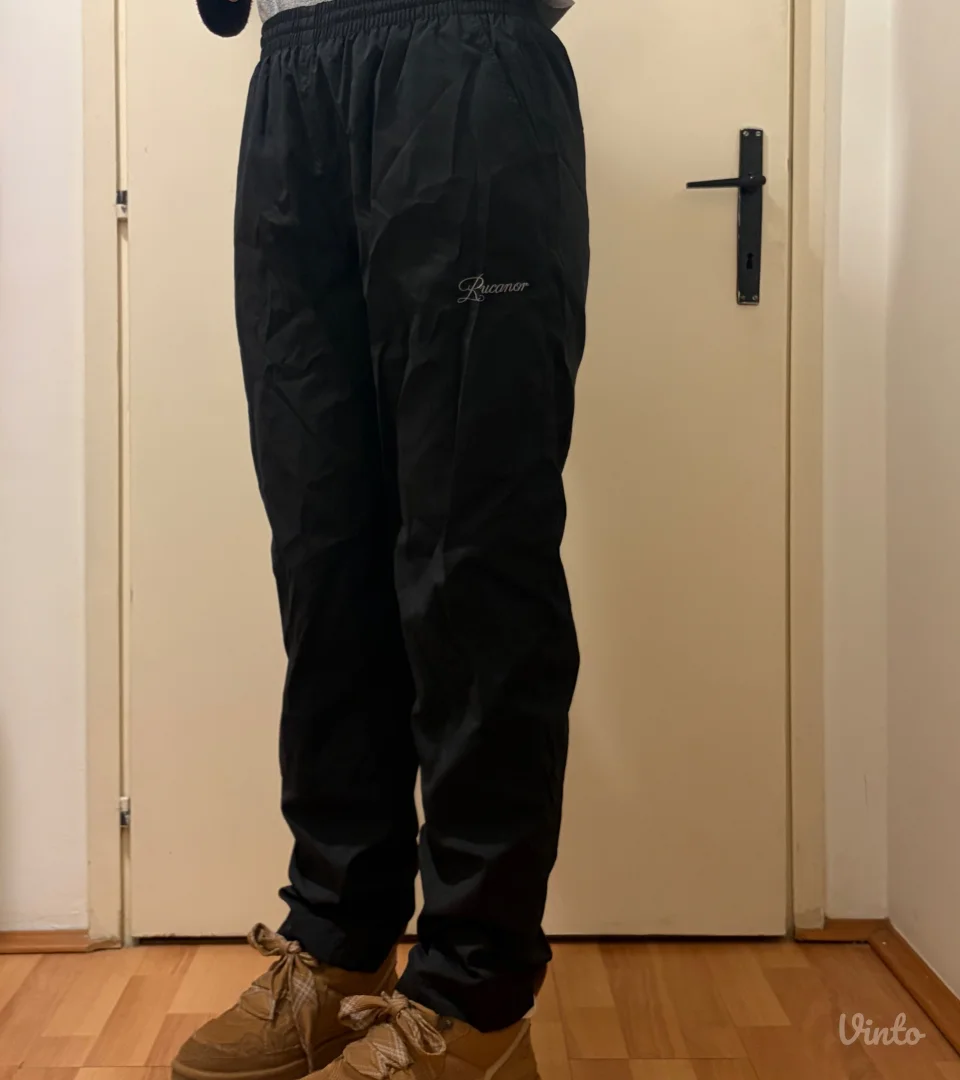 Crna suskava retro trenerka