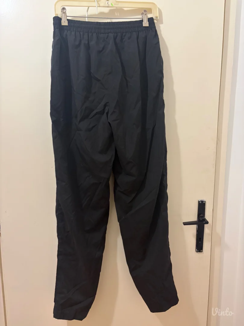 Crna suskava retro trenerka