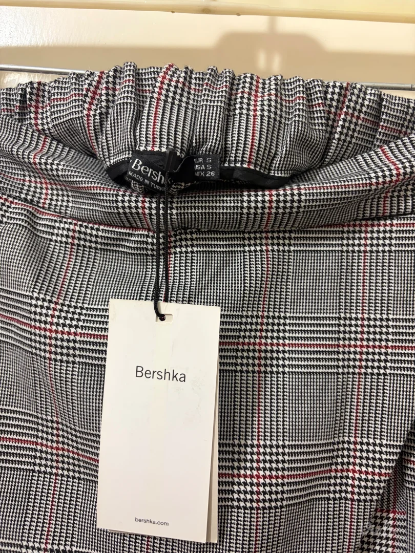 Karirana mini suknja