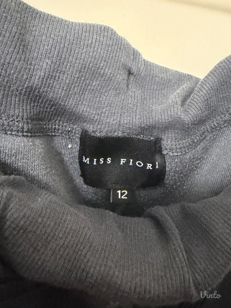 Siva zenska trenerka