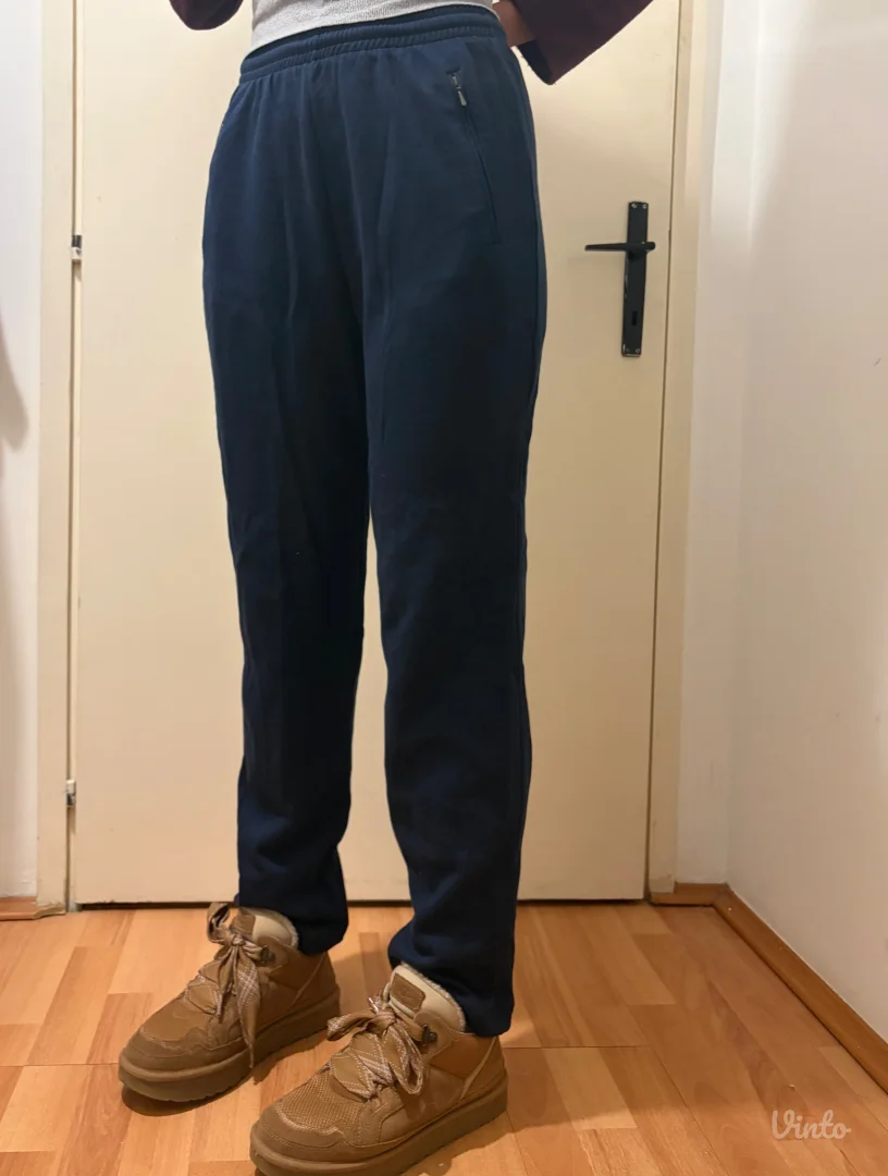 Tamno plava trenerka