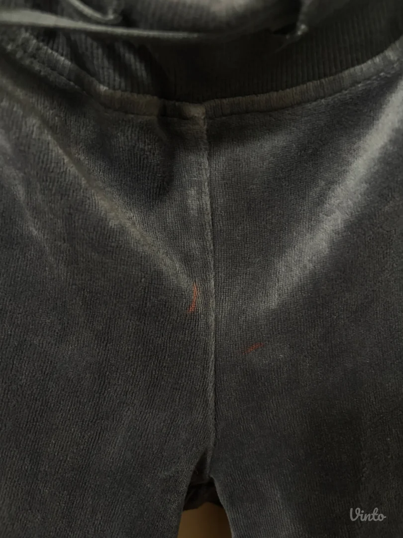 Siva zenska trenerka