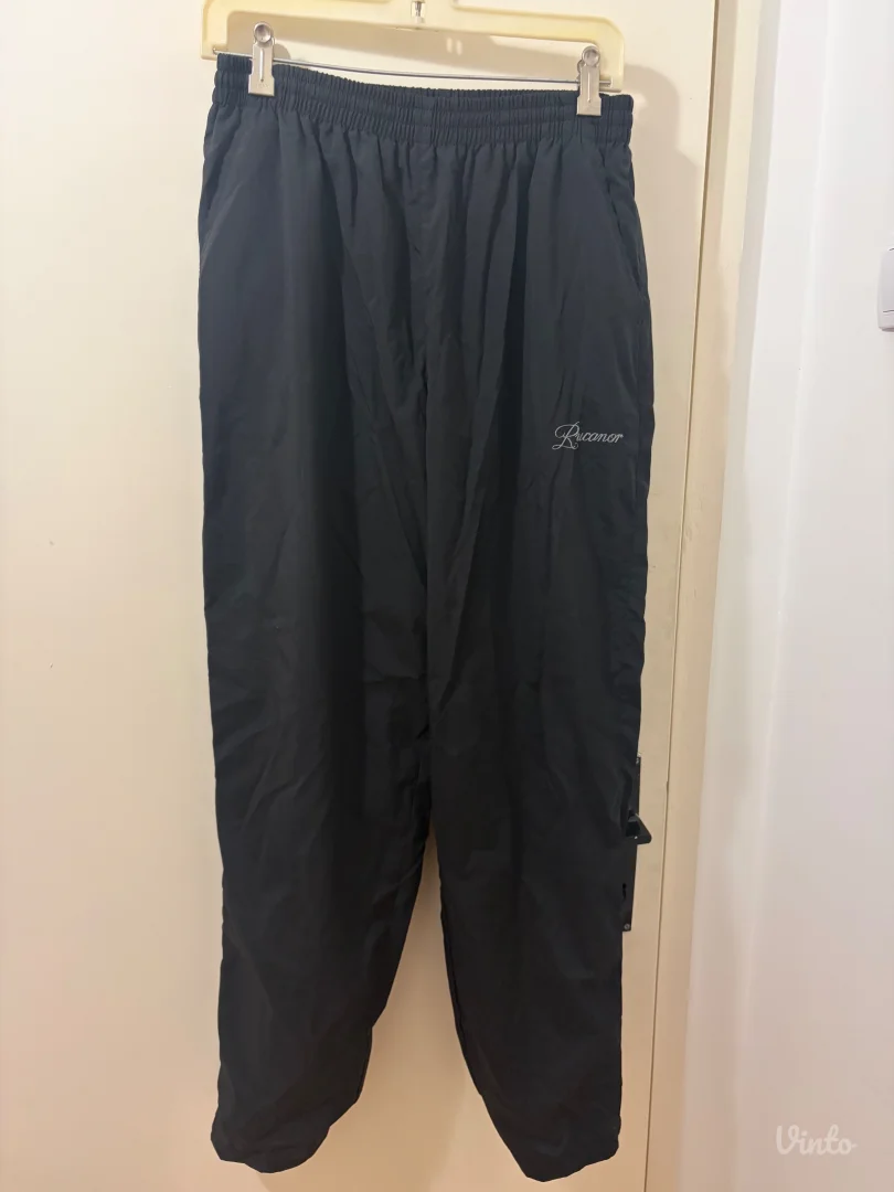 Crna suskava retro trenerka