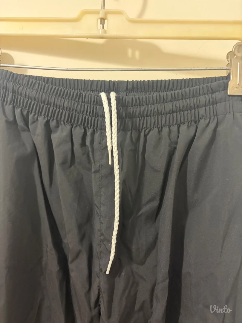 Crna suskava retro trenerka