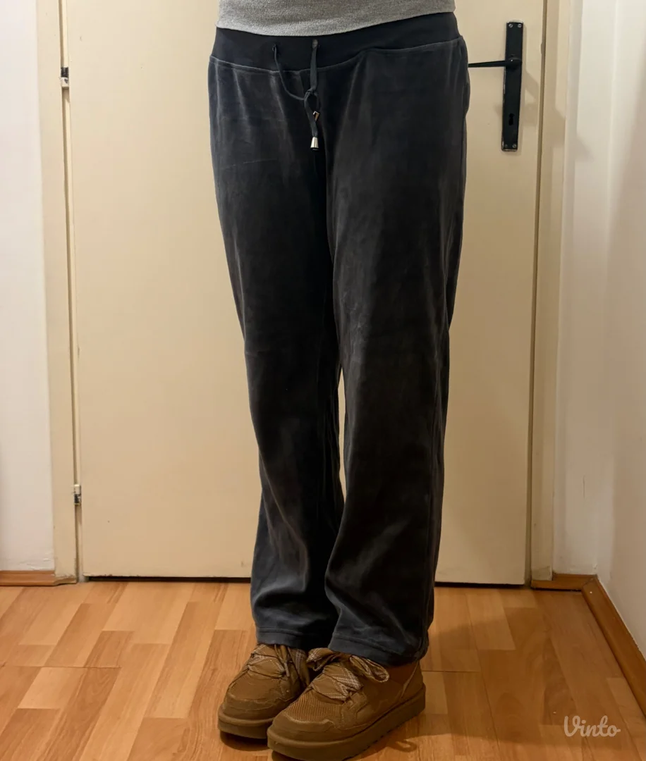 Siva zenska trenerka