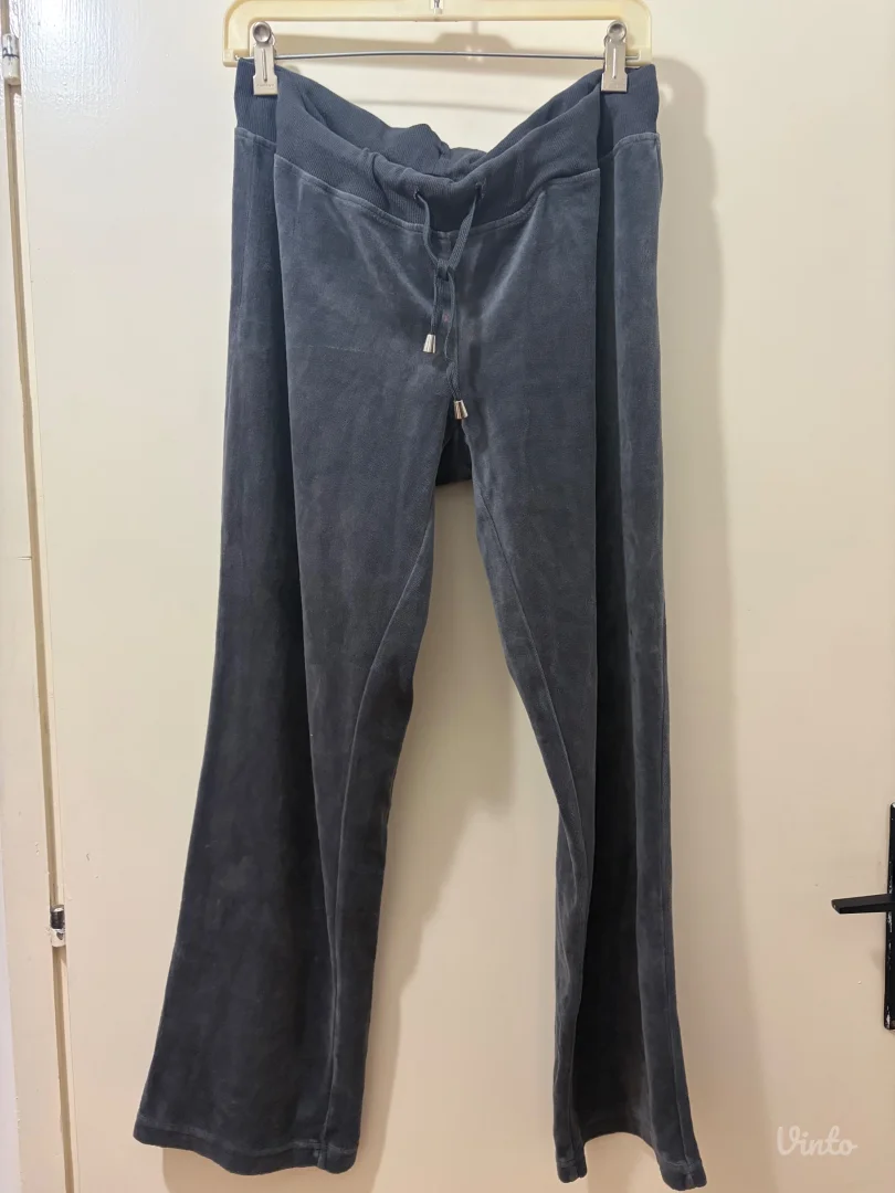 Siva zenska trenerka