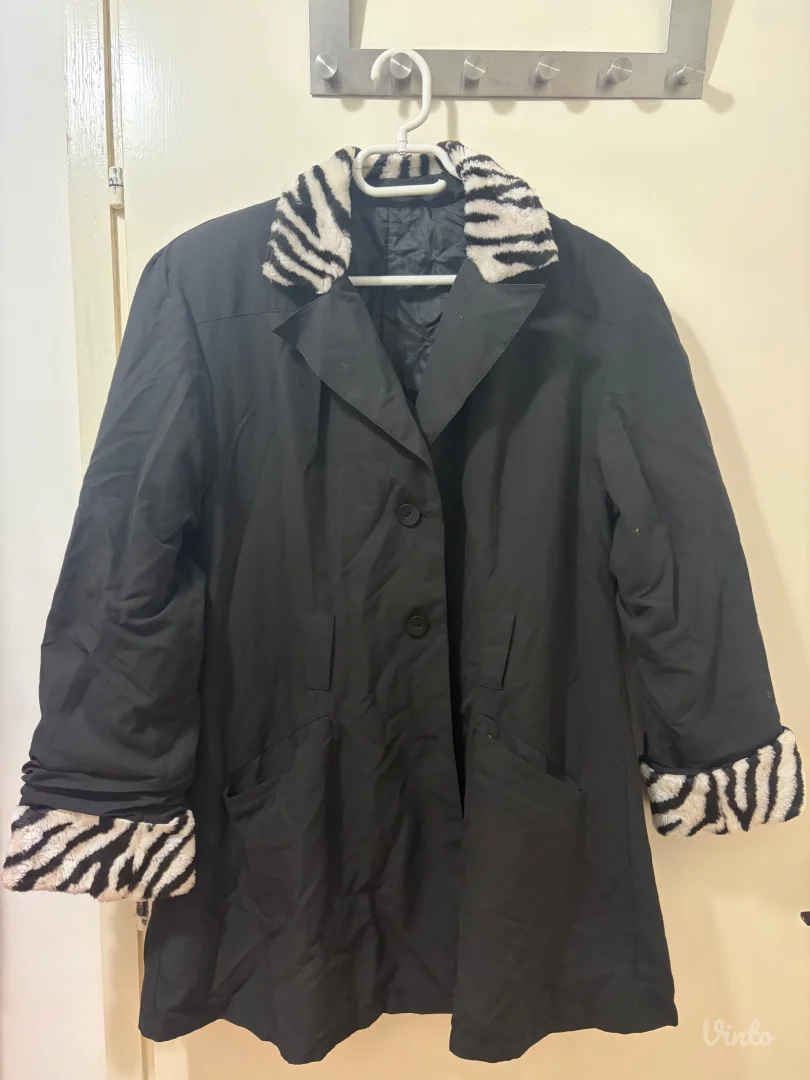 Crni zenski kaput sa zebra detaljima