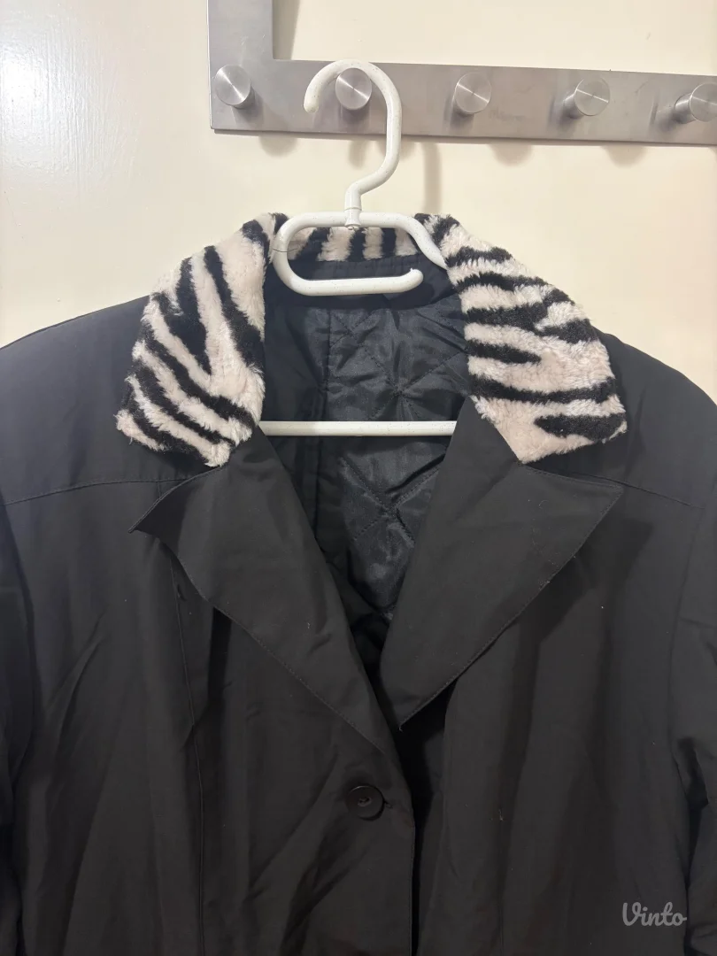 Crni zenski kaput sa zebra detaljima