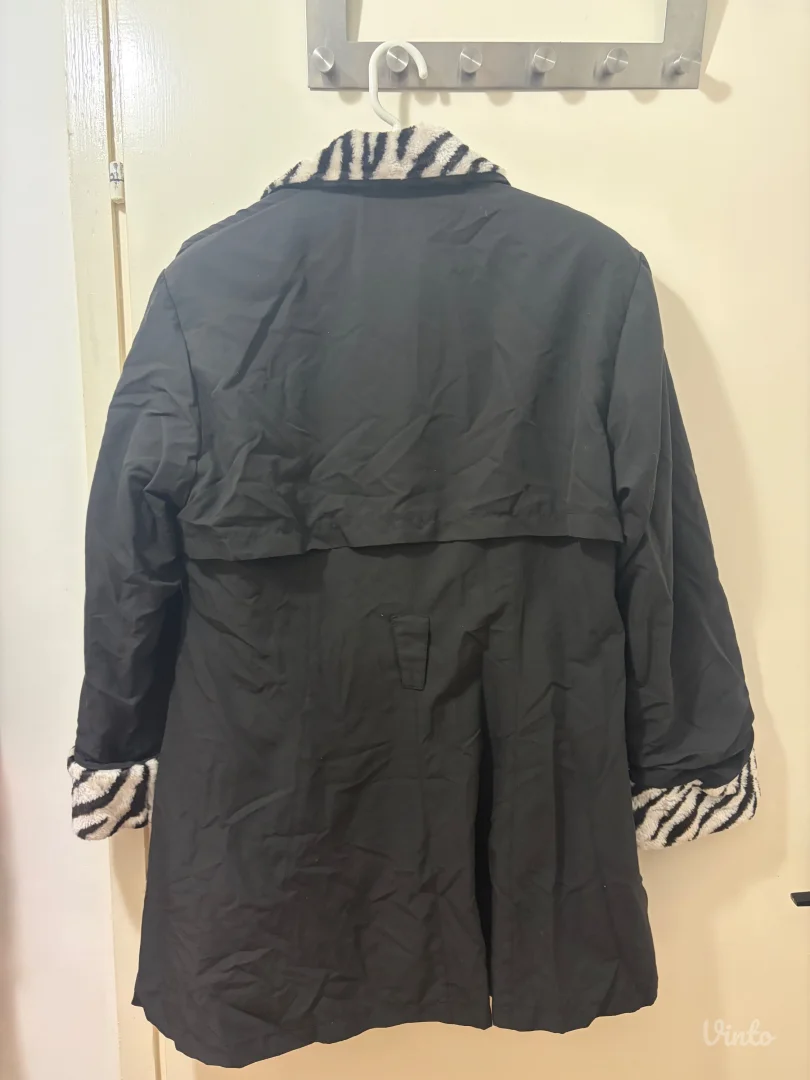 Crni zenski kaput sa zebra detaljima