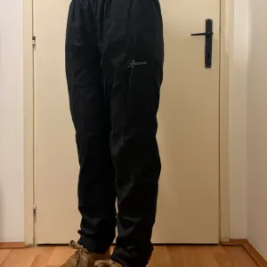 Crna suskava retro trenerka