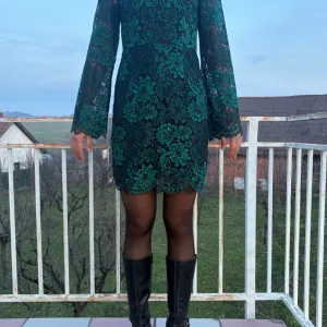 Tamno zelena cipkasta cvetna haljina
