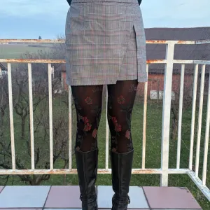 Karirana mini suknja