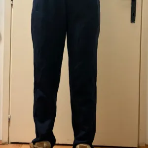 Tamno plava trenerka