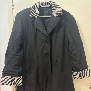 Crni zenski kaput sa zebra detaljima