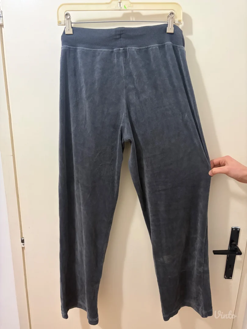 Siva zenska trenerka