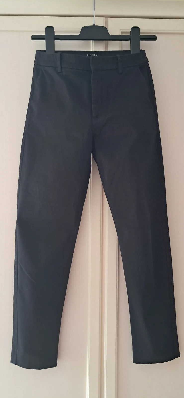 Crne pamučne pantalone Lindex 34
