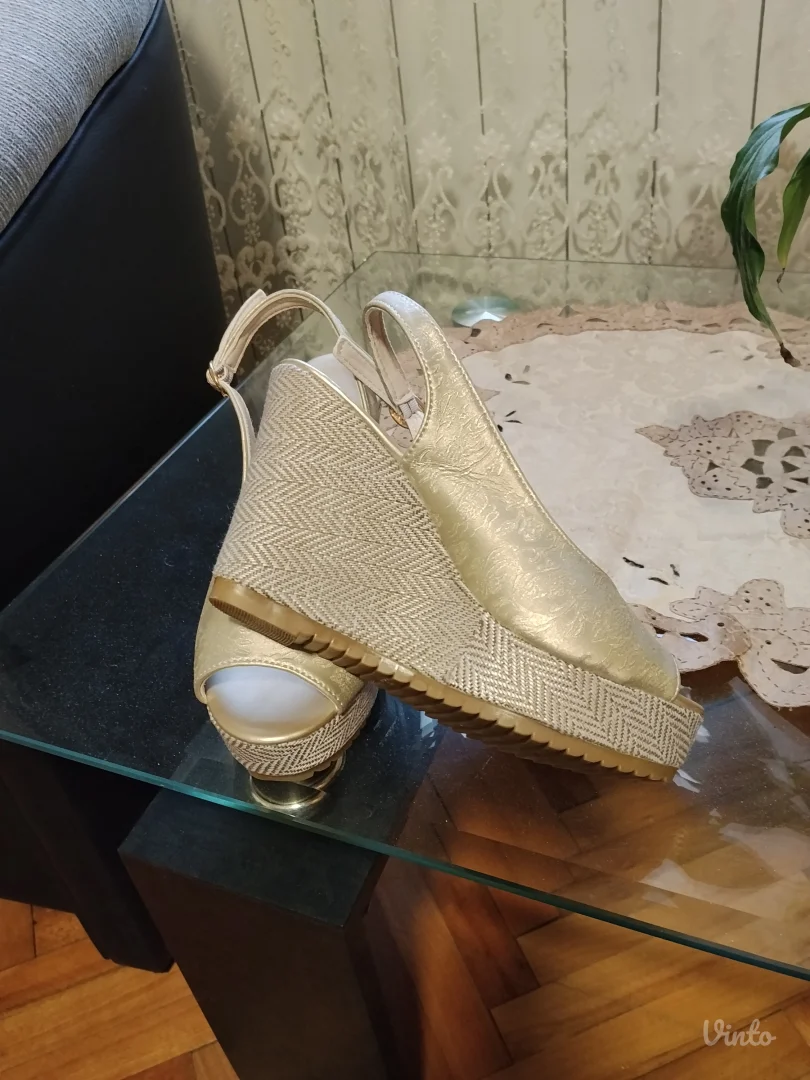 Sandale nove 36 broj