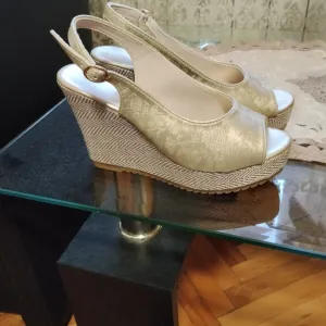 Sandale nove 36 broj