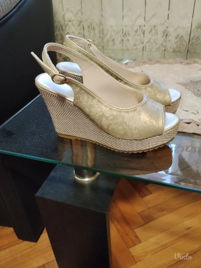 Sandale nove 36 broj