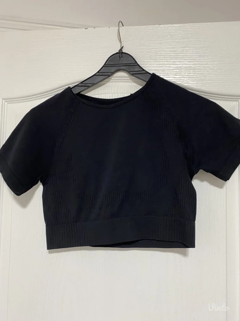 Crni crop top