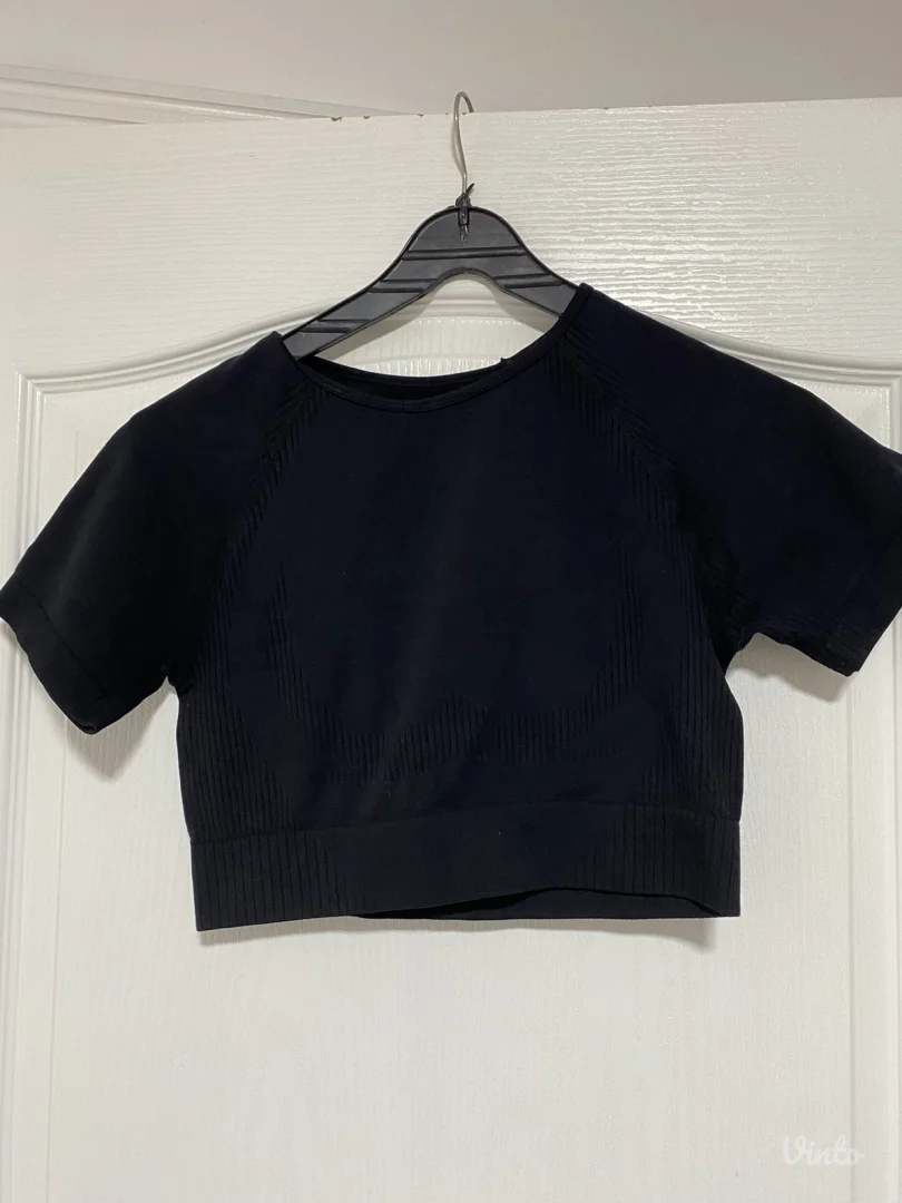 Crni crop top