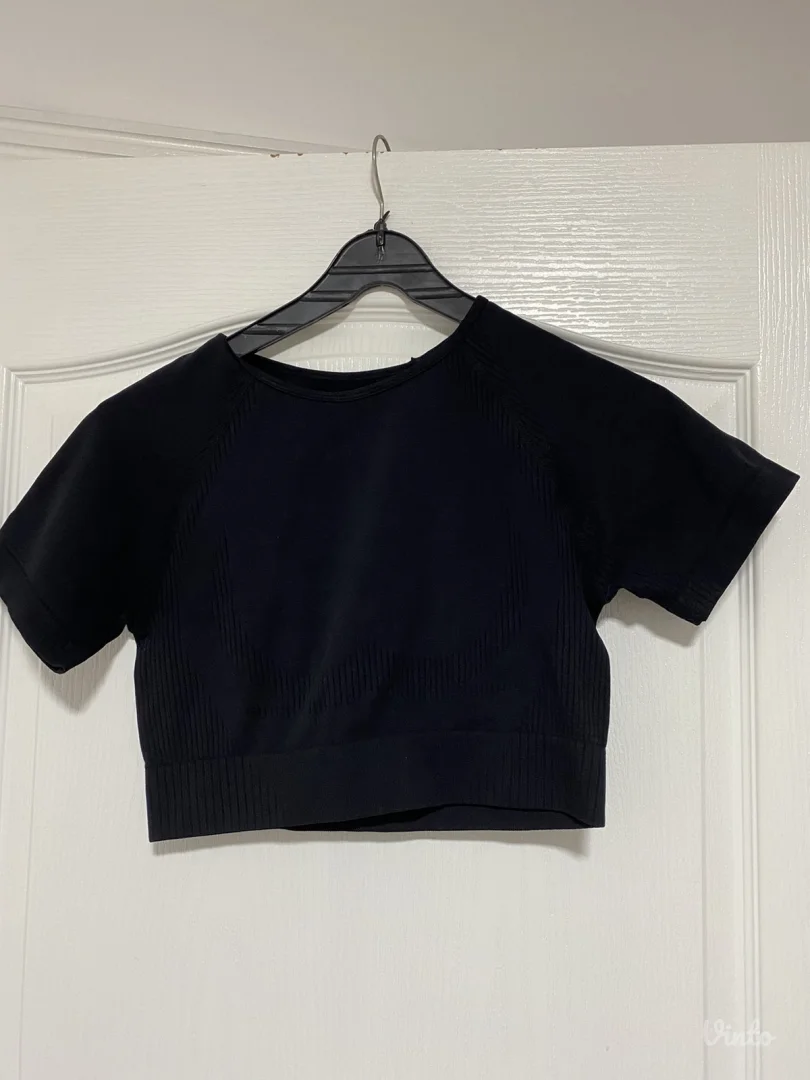 Crni crop top