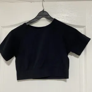Crni crop top