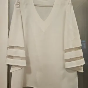 Bela elegantna bluza