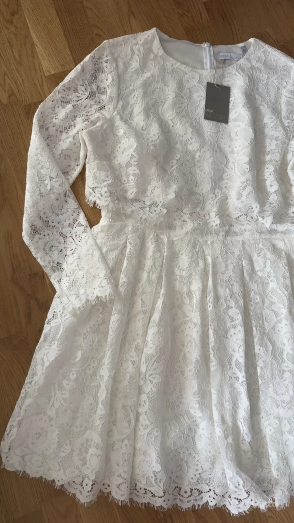 Asos bela haljina