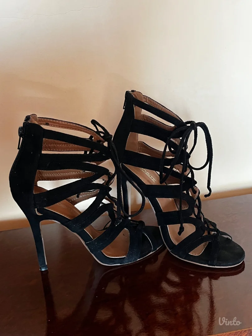 Opposite sandale na stiklu