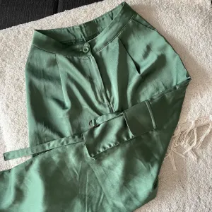 Zelene saten pantalone 38