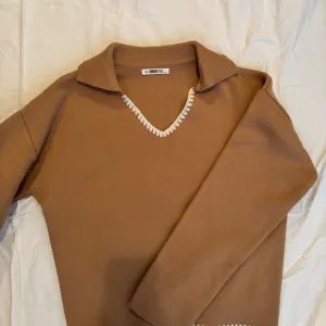 Bež majica dugih rukava