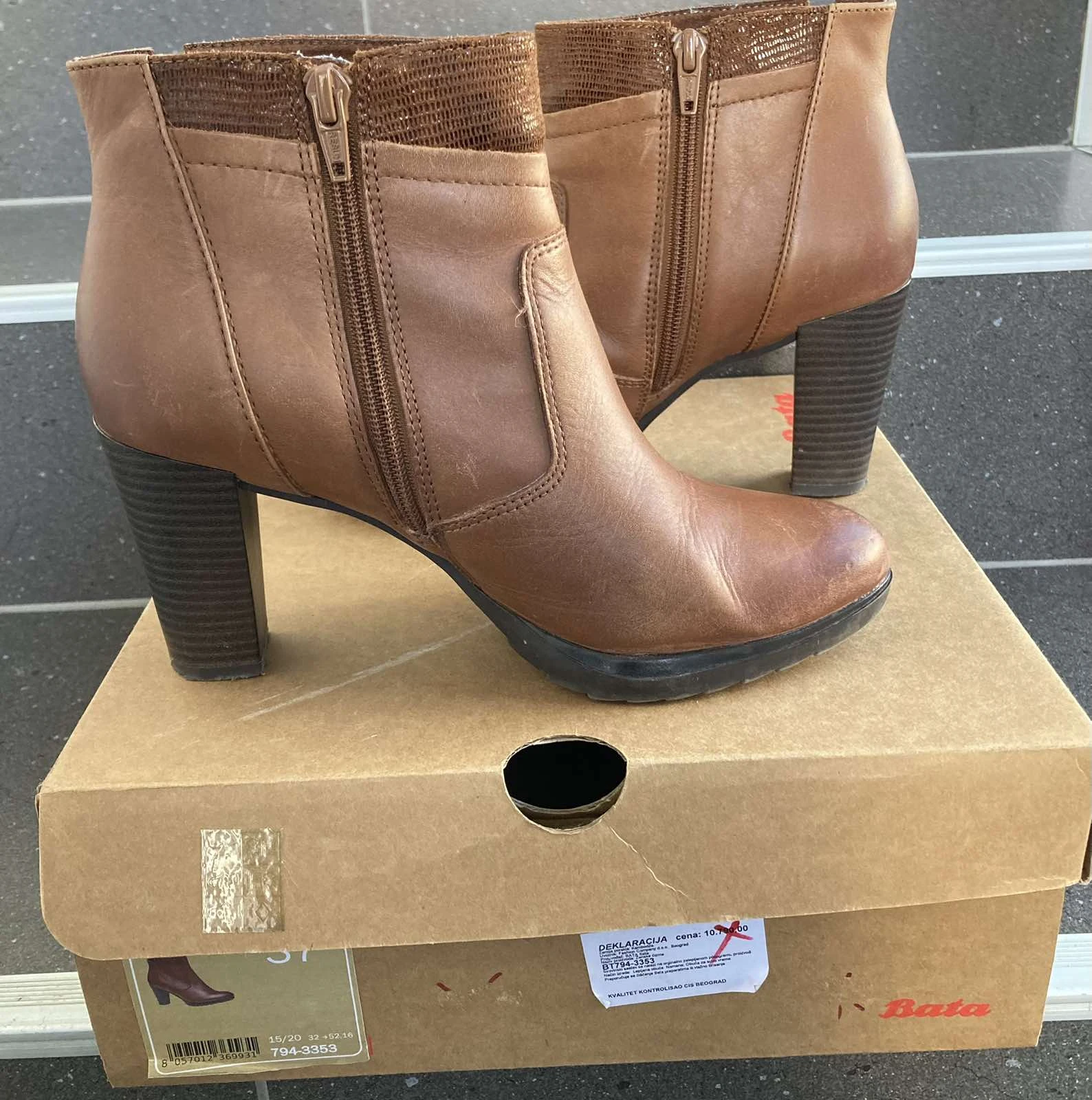 Bata kozne cizne na stiklu