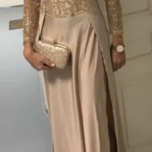 Duga svecana zlatna haljina