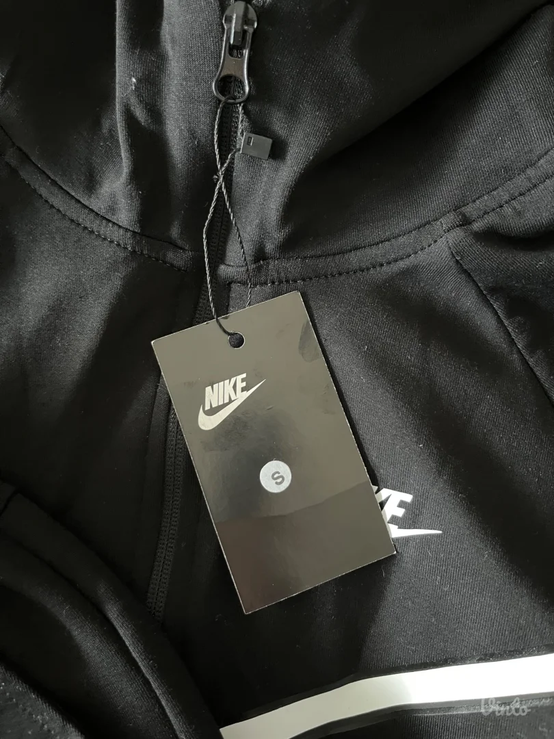 Nike trenerka sa etiketom