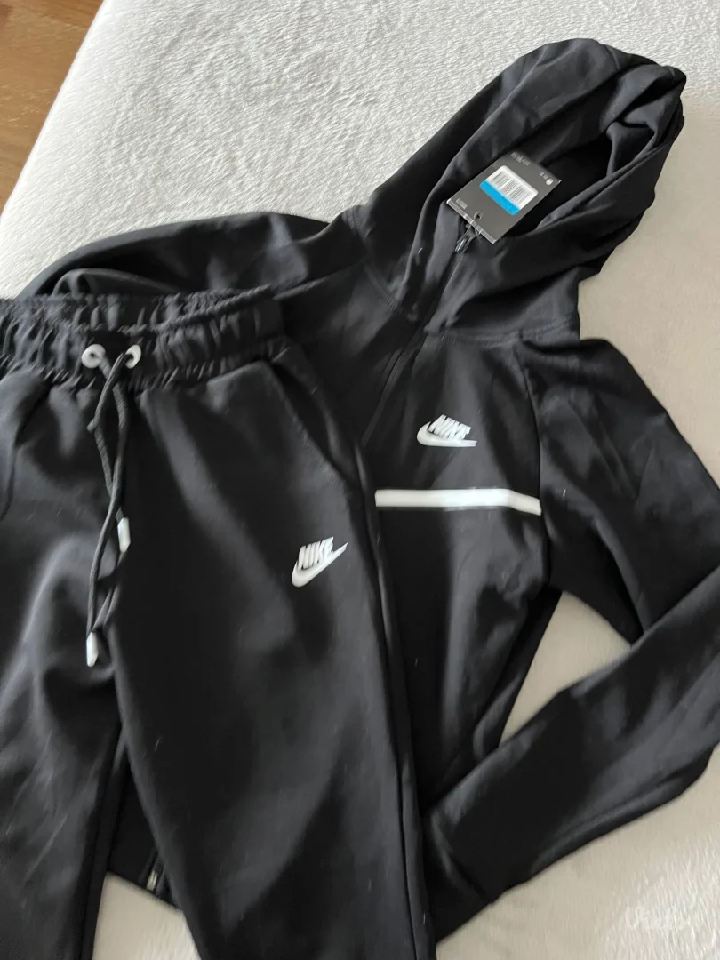 Nike trenerka sa etiketom