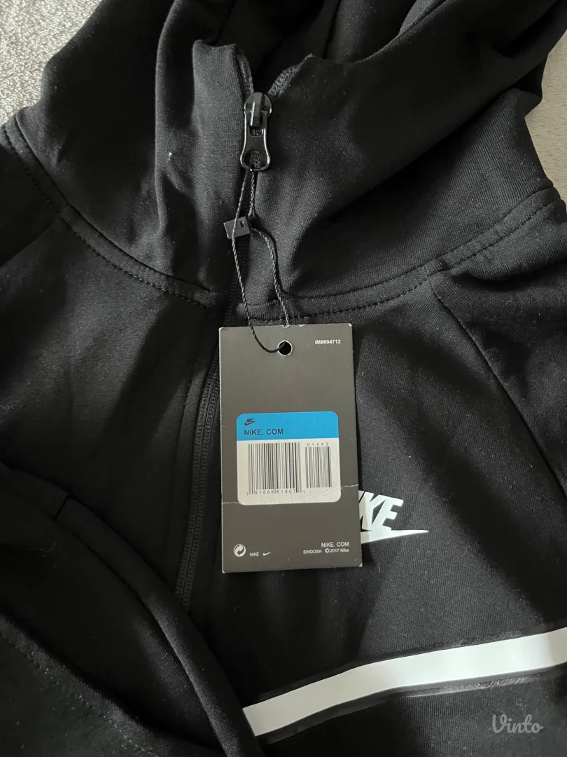 Nike trenerka sa etiketom