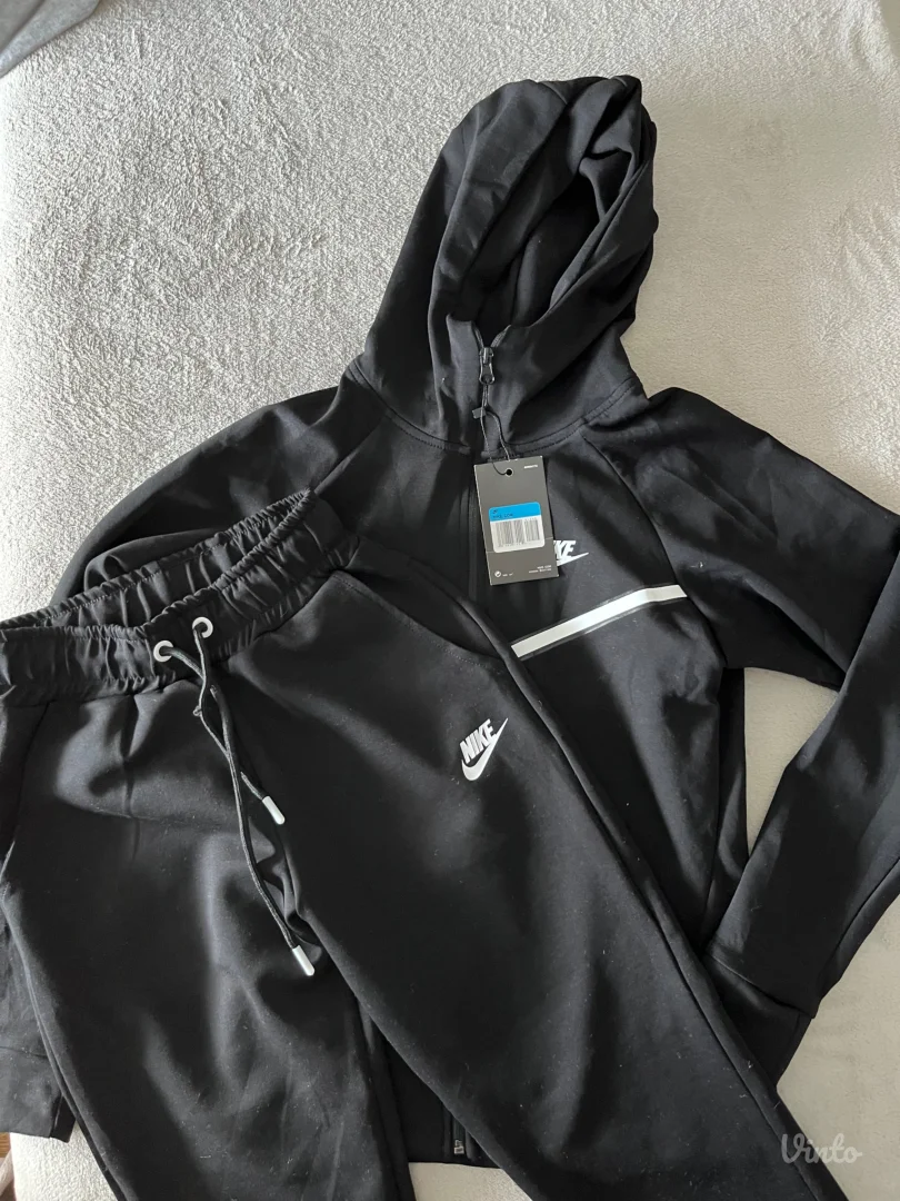 Nike trenerka sa etiketom