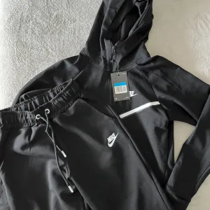 Nike trenerka sa etiketom